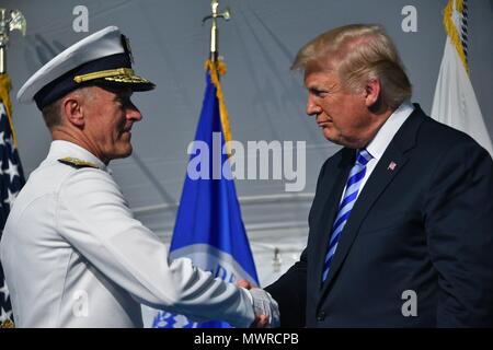 Präsident Donald Trump gratuliert Adm. Paul Zukunft bei einem Befehl Zeremonie an der Coast Guard Hauptsitz in Washington, D.C., 1. Juni 2018. Während der Zeremonie Adm. Karl Schultz entlastet Zukunft die 26 Kommandanten der Küstenwache zu werden. U.S. Coast Guard Foto von Petty Officer 1st Class Patrick Kelley. Stockfoto