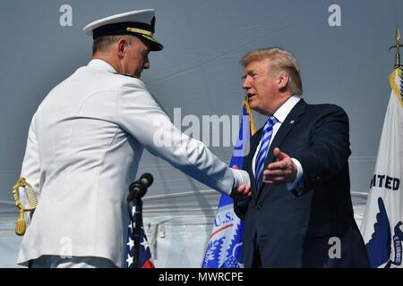 Präsident Donald Trump gratuliert Adm. Karl Schultz während eines Befehls Zeremonie an der Coast Guard Hauptsitz in Washington, D.C., 1. Juni 2018. Während der Zeremonie Schultz Adm entlastet. Paul Zukunft die 26 Kommandanten der Küstenwache geworden. U.S. Coast Guard Foto von Petty Officer 1st Class Patrick Kelley. Stockfoto