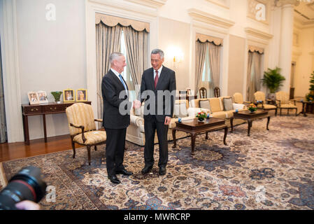 Verteidigungsminister James N. Mattis trifft sich mit Singapurs Premierminister Lee Hsien Loong im Istana in Shangri-La, Singapur, 1. Juni 2018. Die zwei trafen die Partnerschaft zwischen den USA und Singapur während der 2018 Shangri-La-Dialog zu diskutieren. (DoD Foto von Tech Sgt. Vernon Junge jr.) Stockfoto