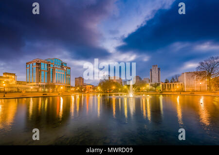 Huntsville, Alabama, USA Park und der Innenstadt Stadtbild in der Dämmerung. Stockfoto