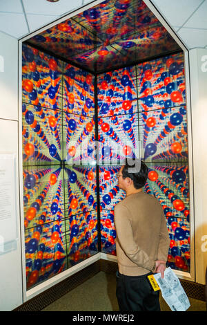 Washington DC Washingto, D.C., National Museum of Natural History, Hall of Geology, Edelsteine und Mineralien, Naturwissenschaft, Asiaten ethnischen Immigr Stockfoto