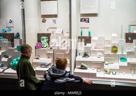 Washington DC, National Museum of Natural History, Hall of Geology, Edelsteine und Mineralien, Naturwissenschaften, Jungen, männliche Kinder Kinder Kinder Jugendliche, pre s Stockfoto