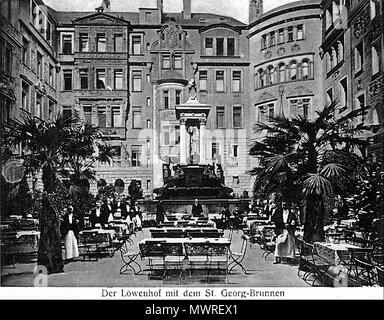 . Deutsch: Das St.-George-Fountain im Innenhof des "Bayernhof'-Gebäude in der Nähe des "Potsdamer Platz" in Berlin. Foto von ca. 1909. Das Gebäude wurde im Zweiten Weltkrieg beschädigt und 1973 abgerissen. Seit 1980 ist der Brunnen auf einem öffentlichen Platz aufgestellt (seit 1995 "Hindemith-Platz") in Berlin-Charlottenburg. English: Der St.-Georg-Brunnen im Hof des' Bayernhof'-Gebäudes am Potsdamer Platz in Berlin. Foto um 1909. Das Gebäude wurde 1973 abgerissen. Der Brunnen steht seit 1980 auf einem öffentlichen Platz (seit 1995 "Hindemith-Platz") in Berlin-Charlottenburg. ca. 1909. Anonym 571 St Geo Stockfoto