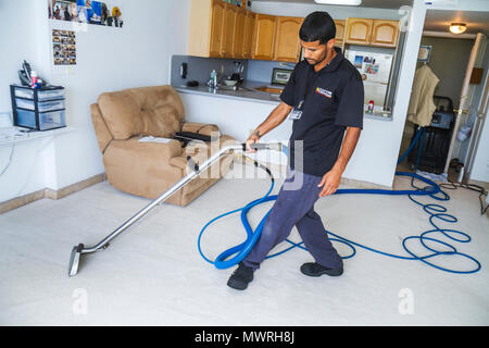 Miami Beach Florida, Teppichreinigung, Reinigung, hispanische lateinamerikanische Latino ethnische Einwanderer Minderheit, Mann Männer Erwachsene Erwachsene Erwachsene, Service, Haus, Haus ho Stockfoto