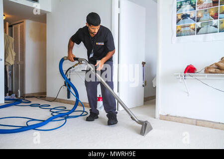 Miami Beach Florida, Teppichreinigung, Reinigung, hispanischer Mann Männer männliche Erwachsene Erwachsene, Service, Haus, Haus Häuser Häuser Residenz Haus Häuser Häuser Stockfoto