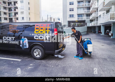 Miami Beach Florida, Teppichreinigung, Reinigung, hispanischer Mann Männer Erwachsene Erwachsene, Service, Eigentumswohnung Wohnapartments Gebäude Stockfoto