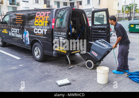 Miami Beach Florida, Teppichreinigung, Reinigung, hispanische lateinamerikanische Latino ethnische Einwanderer Minderheit, Mann Männer männlich Erwachsene Erwachsene, Service, Eigentumswohnung c Stockfoto