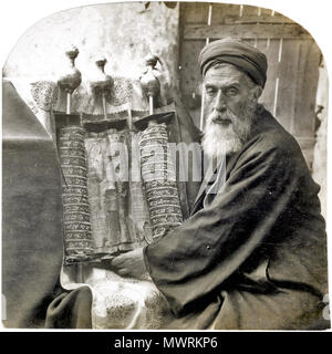 . Yaakov ben Aharon, Samariter Hohepriester (1896-1916) und Alten Pentateuch, Nablus, Westjordanland. Teil einer Stereograph aus Blick auf Palästina (1905). Die in beigefügten Text enthaltene dieses Bild, wir in den Augen der Vertreter einer religiösen Sekte suchen, eine der ältesten und zweifellos Kleinste der Welt... Sie behaupten, dass sie die direkte Nachkommen der alten Israeliten, vom übrigen, die noch vorhanden war, als die Stämme in Syrischen weggeführt waren... Es gibt keinen Zweifel, dass sie die Vertreter der Samariter aus der Zeit des Christus, für den die Juden hatten Su Stockfoto