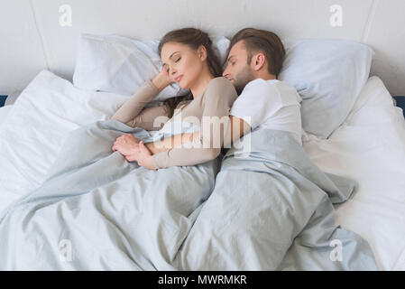 Junges Paar friedlich schlafen und Schmusen im Bett Stockfoto
