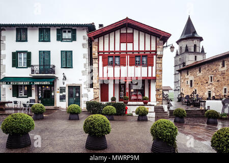 Traditionelle baskische Gebäude im Dorf von Ainhoa, Frankreich Stockfoto