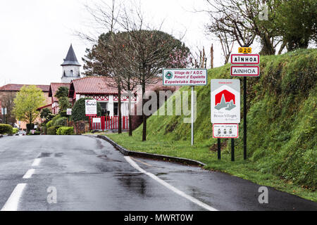 Ainhoa, Pyrénées-atlantiques, Frankreich - 25. März 2017: Schilder am Eingang des Dorfes Ainhoa Stockfoto