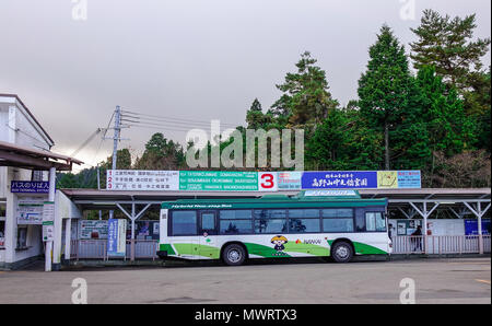 Osaka, Japan - 24.November 2016. Eine öffentliche Buse Parken am Bahnhof auf dem Berg Koya (Koyasan) in Osaka, Japan. Stockfoto