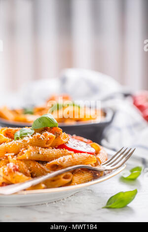 Italienisches Essen und Pasta sichern mit Bolognese sause an der Platte. Stockfoto