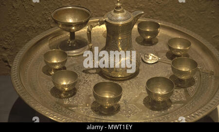 Antike, arabischen Kaffee. Kaffee-Set bestehend aus einem Wasserkocher und Tassen. Stockfoto