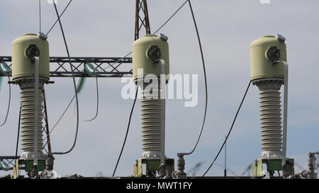 Luftaufnahme des Kraftwerks, Transformation Station, Kabel und Drähte. Elektrische Transformatoren in der Hochspannung Umspannwerk. Hohe Spannung der elektrischen Unterstation. Stockfoto