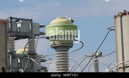 Luftaufnahme des Kraftwerks, Transformation Station, Kabel und Drähte. Elektrische Transformatoren in der Hochspannung Umspannwerk. Hohe Spannung der elektrischen Unterstation. Stockfoto