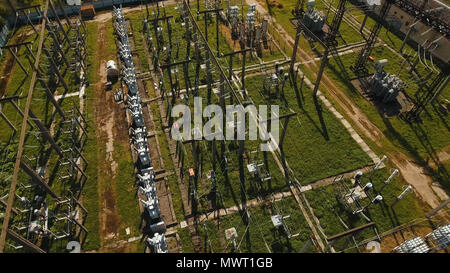 Luftaufnahme des Kraftwerks, Transformation Station, Kabel und Drähte. Hohe Spannung der elektrischen Unterstation. Elektrische Transformatoren in der Hochspannung Umspannwerk, Stockfoto
