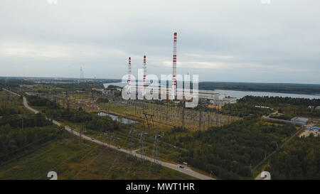 Luftaufnahme Wasserkraftwerk, Transformation Station, Kabel und Drähte. Hohe Spannung der elektrischen Unterstation. Elektrische Transformatoren in der Hochspannung Umspannwerk. Stockfoto