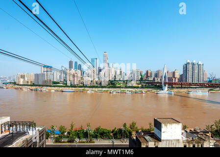 Blick vom Seilbahn über Yangtze River in Chongqing City (Chongqing, China) Stockfoto