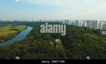 Luftbild Skyline von Moskau der großen Stadt voller Wolkenkratzer. Urbane Landschaft der grossen Städte mit modernen Gebäuden. Stockfoto