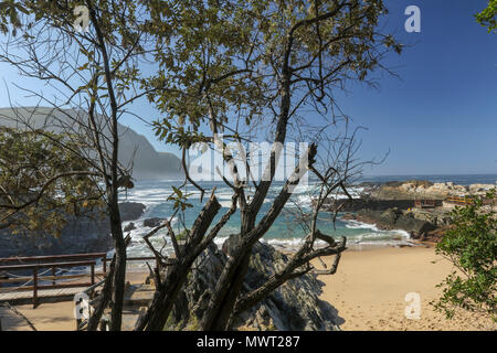 Blick über den Sandstrand in den Indischen Ozean vom Tsitsikamma National Park Mund Trail, Garden Route, Kapstadt, Südafrika Stockfoto