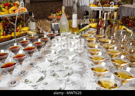 Verschiedene Gläser mit Alkohol Whisky und Wein auf dem Tisch Stockfoto