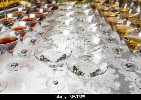 Verschiedene Gläser mit Alkohol Whisky und Wein auf dem Tisch Stockfoto