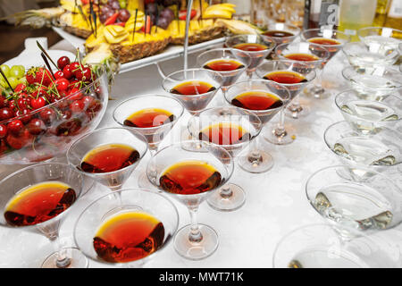 Verschiedene Gläser mit Alkohol Whisky und Wein auf dem Tisch Stockfoto