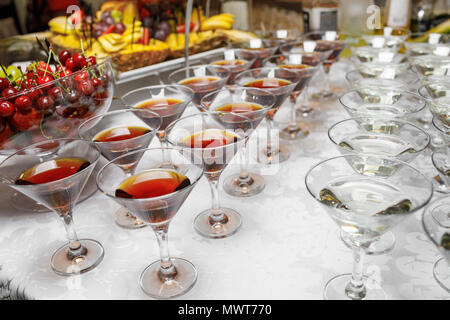 Viele Gläser bunte Cocktails auf dem Tisch Stockfoto