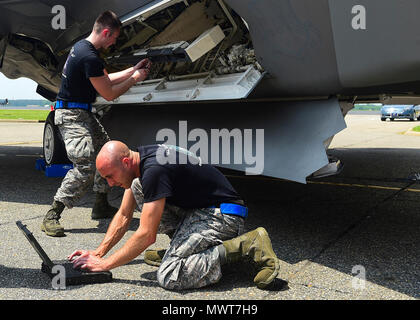 Us Air Force Piloten auf der 94 Flugzeuge Wartungseinheit Waffen crew zugeordnet, bereiten sie Munition auf eine F-22 Raptor für Munition laden während der 1. Wartung Gruppe Waffen laden Crew des Quartals Wettbewerb im Joint Base Langley-Eustis, Virginia, 28. April 2017 zu laden. Die Veranstaltung war der gefallenen Mitglieder der Waffen Gemeinschaft gewidmet, Senior Flieger Sara Spielzeug und Austin Terrell und Staff Sgt. Alexandria Morrow. Stockfoto