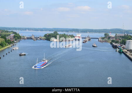 Schiffe, die in den Kanal. Andere Perspektive und Schiffstypen. Passagier- und Containerschiffe. Stockfoto