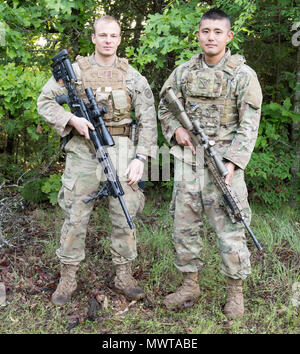 Team New York - Sgt. David Peters, 2nd Squadron 101 Kavallerie; und Staff Sgt. Masami Yamakado, 1 Infanterie Bataillon 69.-- für ein Foto des Teams bei der 26 Winston S. Wilson Sniper Championship Pose an Ft. Chaffee gemeinsame Manöver Training Center, Arche. Am 27. April 2017. An diesem Tag der Konkurrenz Kämpfer nehmen Ihre endgültige abgeschossen. Stockfoto