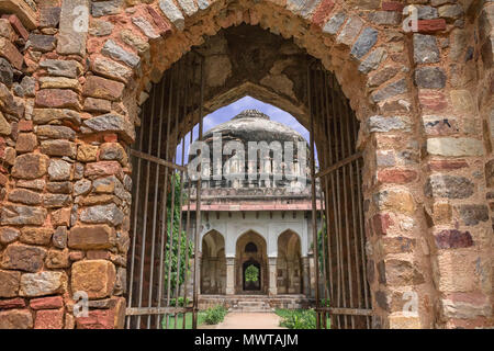 New Delhi, Indien - September 03, 2014 - ein Blick auf die sikander Lodhi Grab aus dem Eingangstor in Lodhi Garten Stockfoto