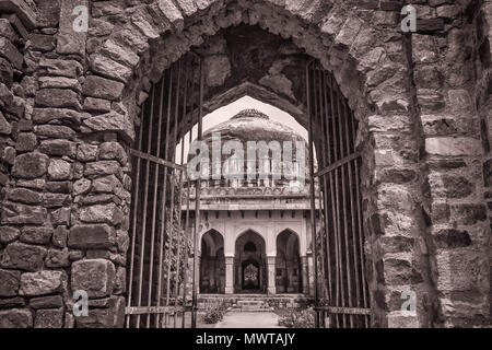 New Delhi, Indien - September 03, 2014 - ein Blick auf die sikander Lodhi Grab aus dem Eingangstor in Lodhi Garten Stockfoto