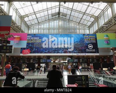 Menschen, die darauf warteten, in das Innere des Gare de Lille Flandres und Lille Bahnhof, Lille, Frankreich Stockfoto