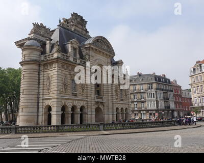 Schule Kinder und ihre Lehrer verlassen Porte de Paris, Triumphbogen, errichtet zu Ehren der Erfassung von Lille von Louis XIV in 1667 Lille, Frankreich Stockfoto