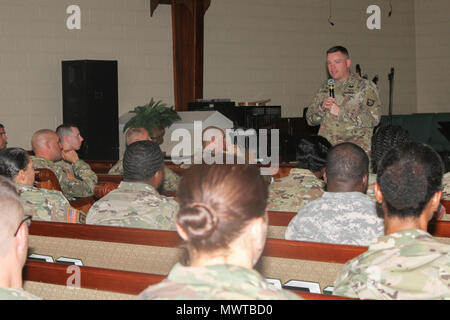 Maj. Jonathan R. Fischer, Kaplan für die 101 Airborne Division (Air Assault) Sustainment Brigade, 101 Abn. Div., stellt die Gastredner für die moralische leadership Training, 27. April 2017, an der Kapelle in Fort Campbell, Kentucky. Die Ausbildung ist Teil der moralischen Führung Programm der Brigade, die sich auf unterschiedliche Themen, die Führungskräfte in der besseren Kommunikation mit Ihren Soldaten helfen konzentriert. Stockfoto