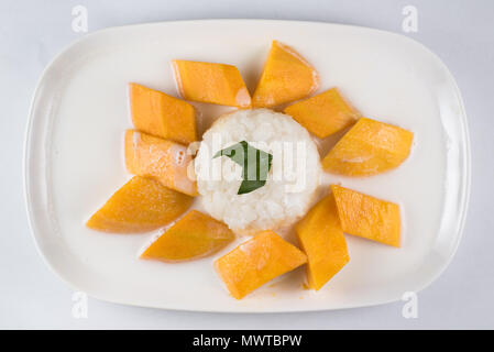 Mango klebriger Reis oder Khaoniao mamuang auf weißem Hintergrund, ein traditionelles thailändisches Dessert mit klebreis, frische Mango und Kokosmilch gemacht Stockfoto