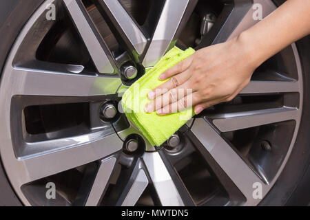 Eine Frau hand mit gelb Mikrofasertuch Reinigung Big Max. Stockfoto