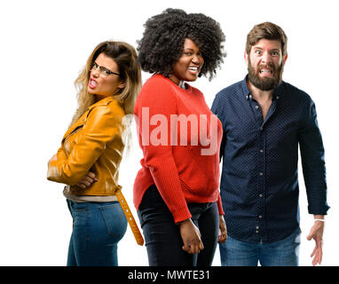 Gruppe von drei jungen Männern und Frauen wütend und stressigen Runzelt Gesicht in Unzufriedenheit, gereizt und GENERVT, Wut auszudrücken Stockfoto