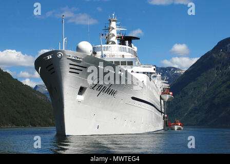 Schiffe, die in den Kanal. Andere Perspektive und Schiffstypen. Passagier- und Containerschiffe. Stockfoto