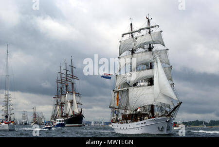 Imposante windjammer Parade in der Kieler Bucht. Windjammer unter Segeln. Einzeln oder in das herrliche Panorama. Stockfoto