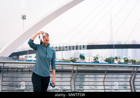 Müde Mädchen wischte sich den Schweiß nach dem Workout Stockfoto