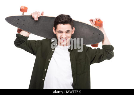 Lächelnd skateboarder Holding longboard hinter Kopf isoliert auf weißem Stockfoto