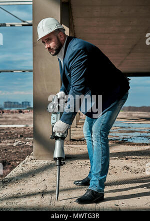 Mann in einem Helm auf der Baustelle Stockfoto