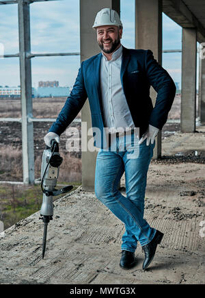 Mann in einem Helm auf der Baustelle Stockfoto