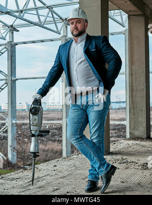 Mann in einem Helm auf der Baustelle Stockfoto