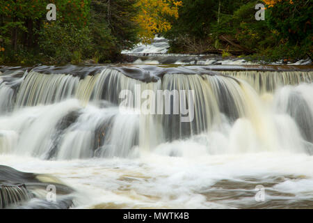 Nahen Zweig Ontonagon Fluß, Bond fällt malerischen Ort, Michigan Stockfoto