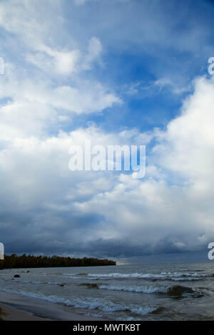 Sturm über Lake Superior, Whitefish Bay Scenic Byway, Hiawatha National Forest, Michigan Stockfoto