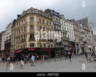 Viele Fußgänger zu Fuß in die Altstadt, Place du Theatre, mit interessanten typische Architektur, Lille, Frankreich Stockfoto